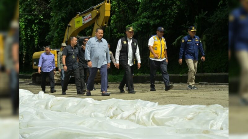 Gubernur Sumatra Barat (Sumbar) Mahyeldi Ansharullah meninjau progres pekerjaan di kawasan Lembah Anai pada Kamis (23/5/2024).