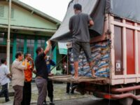 Sebanyak 1.255 paket sembako dari Gerakan Ekonomi dan Budaya (Gebu) Minang disalurkan dari posko utama ke posko siaga yang berada di empat