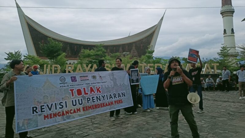 Koalisasi Masyarakat Pers Sumatra Barat (Sumbar) menolak revisi Undang-Undang Penyiaran (UU Penyiaran). Koalisi ini terdiri dari AJI