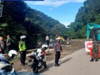 Satlantas Polres Kota Padang Panjang melakukan uji coba pembukaan jalur Padang-Bukittinggi jalur Lembah Anai untuk kendaraan roda dua Senin (8/12/2025).