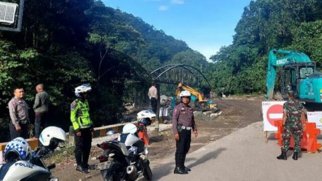 Satlantas Polres Kota Padang Panjang melakukan uji coba pembukaan jalur Padang-Bukittinggi jalur Lembah Anai untuk kendaraan roda dua mulai hari ini Senin (8/12/2025).