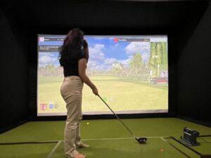 Simulator golf telah hadir di Padang. Simulator golf ini hadir bersamaan dengan dibukanya Par Tee Kafe di Jalan Wahidin, dekat kantor PLN.