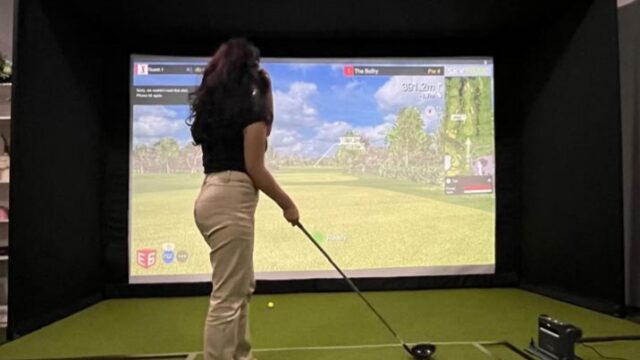 Simulator golf telah hadir di Padang. Simulator golf ini hadir bersamaan dengan dibukanya Par Tee Kafe di Jalan Wahidin, dekat kantor PLN.