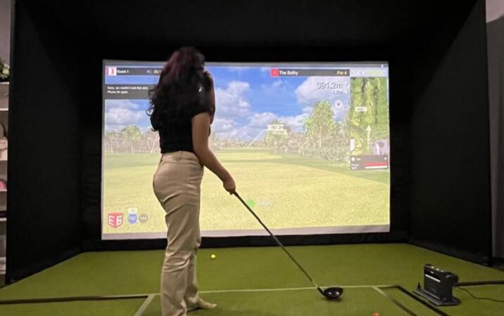 Simulator golf telah hadir di Padang. Simulator golf ini hadir bersamaan dengan dibukanya Par Tee Kafe di Jalan Wahidin, dekat kantor PLN.