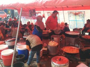 Dapur Umum Dinsos Agam Suplai 3.000 Nasi Bungkus per Hari untuk Penyintas Bencana dan Relawan