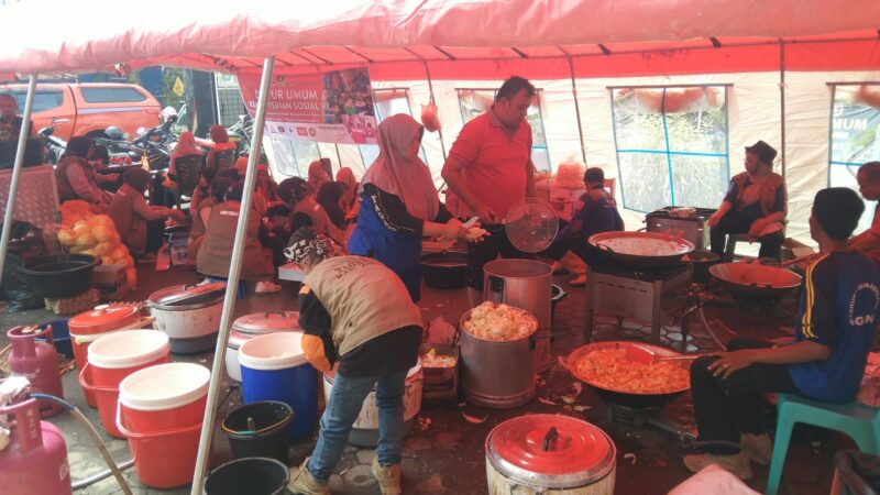 Dapur Umum Dinsos Agam Suplai 3.000 Nasi Bungkus per Hari untuk Penyintas Bencana dan Relawan