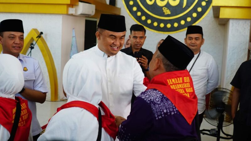 Bupati Dharmasraya, Sutan Riskan Tuanku Kerajaan melepas sebanyak 248 jemaah calon haji (JCH) asal Kabupaten Dharmasraya untuk melaksanakan