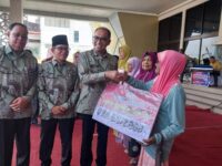 Pemkot Padang Salurkan Bantuan Rp120 Juta untuk Lansia