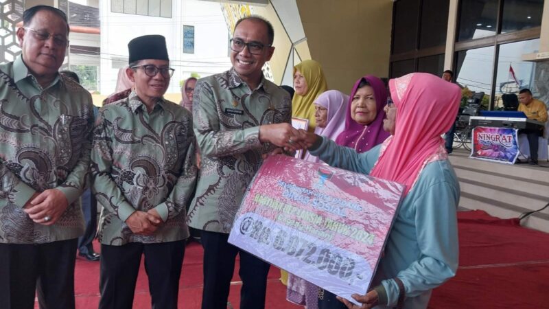 Pemkot Padang Salurkan Bantuan Rp120 Juta untuk Lansia