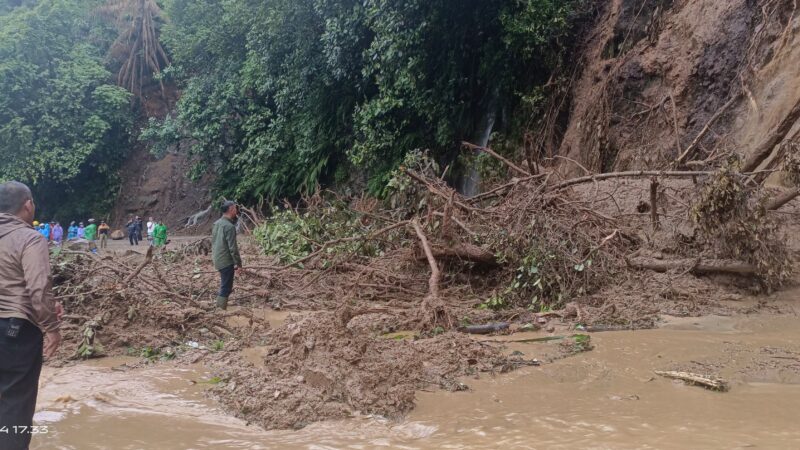 Longsor di Sitinjau Lauik, Gubernur Mahyeldi Temani Korban Longsor di Dasar Jurang dalam Penantian Evakuasi