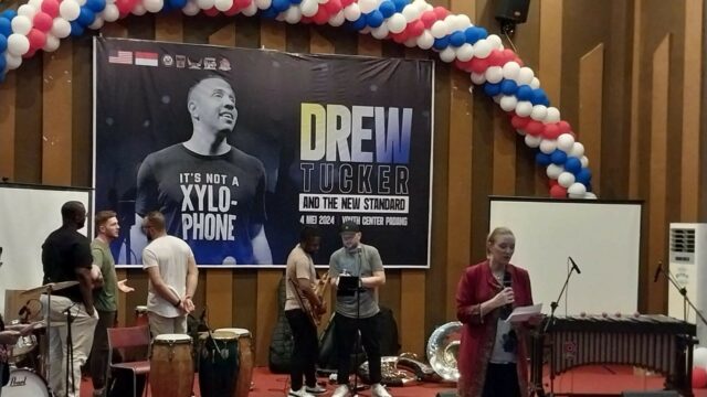 Tampil di Youth Centre Padang, Musisi Asal Florida Pukau Penonton