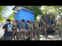 Personel Satpol PP Padang menertibkan lapak-lapak pedagang kaki lima (PKL) yang berjualan di atas badan jalan yang berada di Kecamatan Pauh,