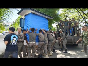 Personel Satpol PP Padang menertibkan lapak-lapak pedagang kaki lima (PKL) yang berjualan di atas badan jalan yang berada di Kecamatan Pauh,