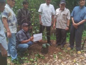 Fateta Unand Bantu Tingkatkan Ekonomi Petani Koto Malintang dengan Budidaya Aren