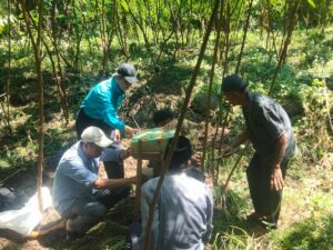 Fateta Unand Kenalkan Stup Galo-Galo dan Praktik Panen Madu di Nagari Kotomalintang