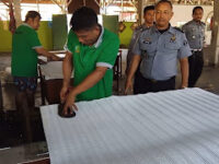 Sebanyak 15 ribu pasang sandal hotel mampu diproduksi oleh warga binaan di Lembaga Permasyarakatan (Lapas) Kelas II A Padang setiap bulannya.