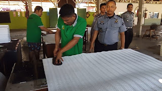 Sebanyak 15 ribu pasang sandal hotel mampu diproduksi oleh warga binaan di Lembaga Permasyarakatan (Lapas) Kelas II A Padang setiap bulannya.