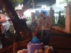 Satpol PP Padang Amankan 3 Warga Buang Sampah Sembarangan