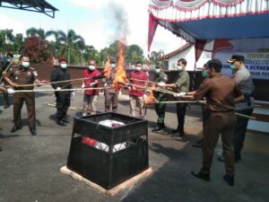 Kejari Agam melakukan pemusnahan barang bukti dari 26 kasus kejahatan pidana umum pada Kamis (27/6/2024) di kantor kejaksaan setempat