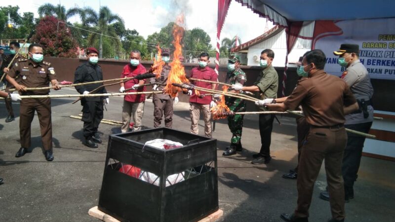 Kejari Agam melakukan pemusnahan barang bukti dari 26 kasus kejahatan pidana umum pada Kamis (27/6/2024) di kantor kejaksaan setempat