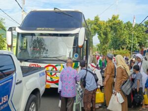 Jemaah haji dari Kabupaten Agam yang berjumlah 385 orang dan tergabung dalam kelompok terbang (kloter) 2, sudah tiba di kampung halaman