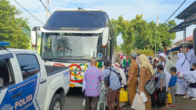 Jemaah haji dari Kabupaten Agam yang berjumlah 385 orang dan tergabung dalam kelompok terbang (kloter) 2, sudah tiba di kampung halaman