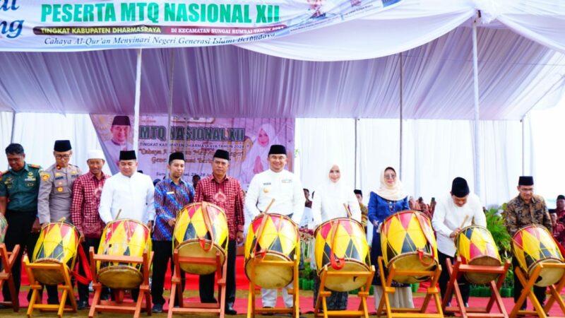 Bupati Dharmasraya, Sutan Riska Tuanku Kerajaan membuka secara resmi MTQ Nasional XII Tingkat Kabupaten Dharmasraya yang dilaksanakan