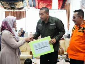 Audy Joinaldy Serahkan Bantuan Pribadi untuk Ahli Waris 10 Korban Galodo yang Belum Ditemukan