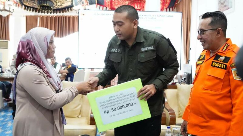 Audy Joinaldy Serahkan Bantuan Pribadi untuk Ahli Waris 10 Korban Galodo yang Belum Ditemukan