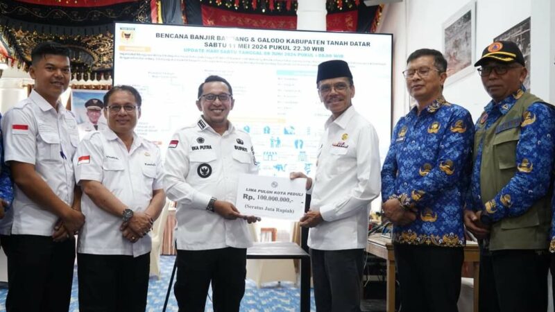 Bupati Limapuluh Kota Salurkan Bantuan Rp100 Juta untuk Korban Galodo Tanah Datar