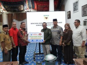 Restoran Sederhana Grup dan RM Bareh Solok Serahkan Bantuan untuk Korban Galodo Tanah Datar