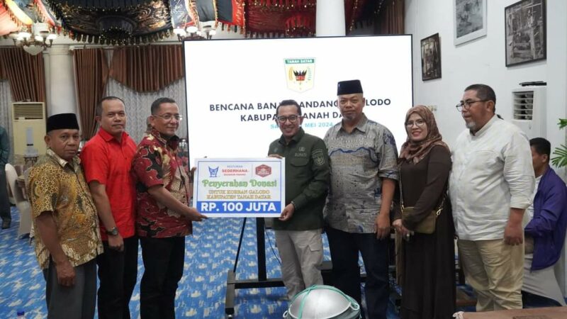 Restoran Sederhana Grup dan RM Bareh Solok Serahkan Bantuan untuk Korban Galodo Tanah Datar