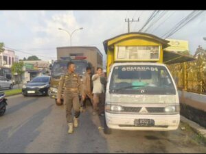 Satpol PP Padang Kembali Tertibkan PKL di Depan Kampus UPI