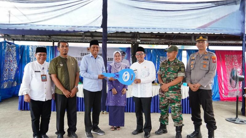 Dekatkan Layanan Kesehatan, Bupati Tanah Datar Serahkan Ambulans untuk Nagari Pangian