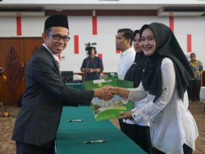 Rektor UNAND Serahkan SK Bagi 126 Tenaga Medis PPPK