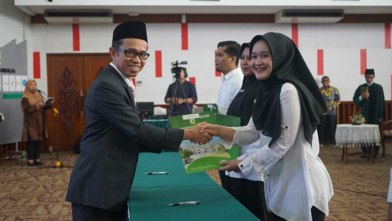 Rektor UNAND Serahkan SK Bagi 126 Tenaga Medis PPPK