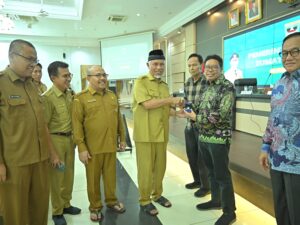 Mahyeldi Lepas 3 Pejabat Purna Tugas di Pemprov Sumbar