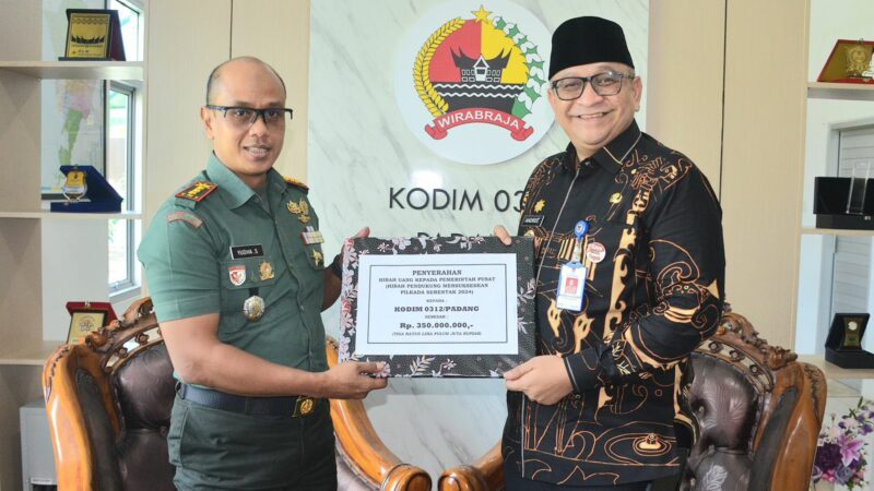 Pj Wako Serahkan Hibah Pengamanan Pilkada 2024 kepada Kodim 0312/Padang