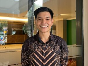 Tak Ada Karpet Merah, Lapik Buruk pun Jadi (Tanggapan atas Tulisan Rektor Riki Saputra)