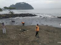 DLH Padang menurunkan tim untuk membersihkan tumpukan sampah yang ada di Pantai Padang. Pembersihan itu dilakukan pada Senin (3/6/2024).