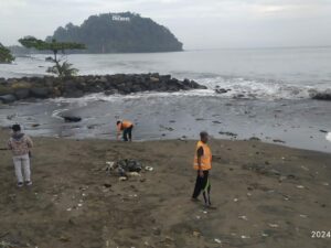 DLH Padang menurunkan tim untuk membersihkan tumpukan sampah yang ada di Pantai Padang. Pembersihan itu dilakukan pada Senin (3/6/2024).