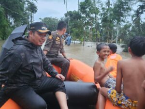 Selama dua hari berturut-turut, Kamis-Jumat (21/6/2024), Kota Padang dilanda hujan lebat disertai angin kencang dan petir.