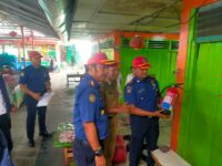 Damkar Padang melakukan pemeriksaan kelengkapan alat proteksi kebakaran di sembilan pasar di ibu kota Sumatra Barat ini. Pemeriksaan tersebut