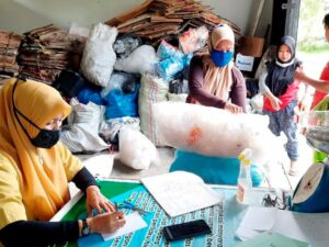 Dinas Lingkungan Hidup (DLH) Kota Padang mencatat, saat ini sudah ada 175 bank sampah di daerah tersebut. Keberadaan bank sampah ini