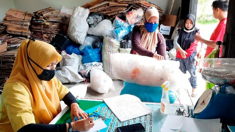 Dinas Lingkungan Hidup (DLH) Kota Padang mencatat, saat ini sudah ada 175 bank sampah di daerah tersebut. Keberadaan bank sampah ini