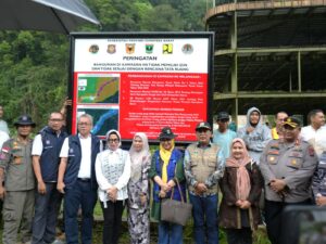 Tim gabungan melakukan melakukan penegakan aturan terkait pemanfaatan ruang di kawasan Lembah Anai melalui penindakan secara langsung berupa pemasangan plang peringatan.