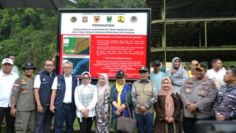 Tim gabungan melakukan melakukan penegakan aturan terkait pemanfaatan ruang di kawasan Lembah Anai melalui penindakan secara langsung berupa pemasangan plang peringatan.