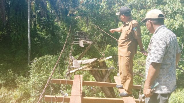 Rusak sejak puluhan tahun yang lalu, jembatan gantung Kampung Sikabu Munto di Nagari Amping Parak Timur, Kecamatan Sutera, Pessel