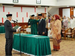 Rektor UNAND Efa Yonnedi Lantik Dekan FEB dan FKM