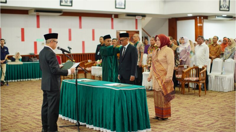 Rektor UNAND Efa Yonnedi Lantik Dekan FEB dan FKM